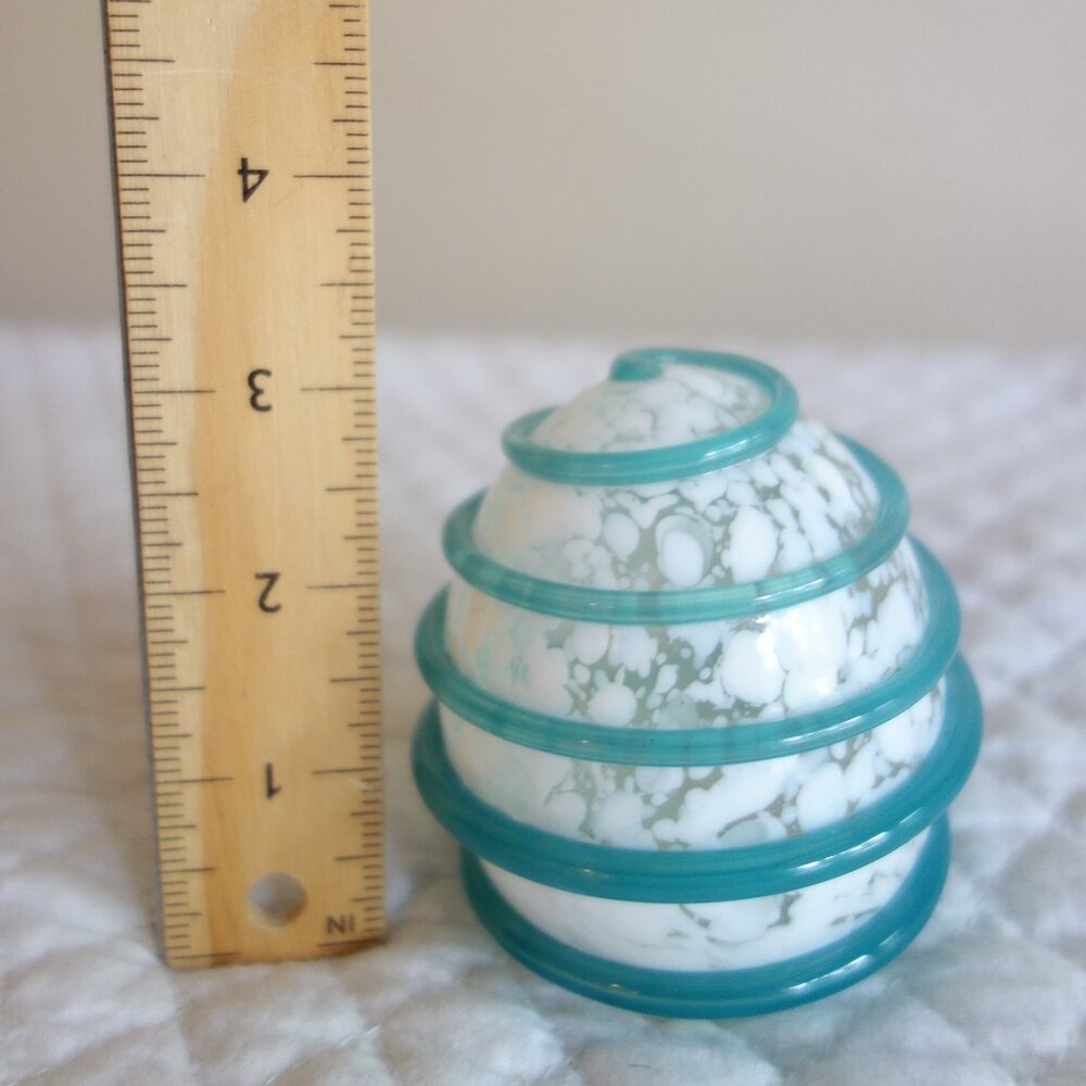 Vtg MONTE DUNLAVY Signed Art Glass Paperweight with green swirls
